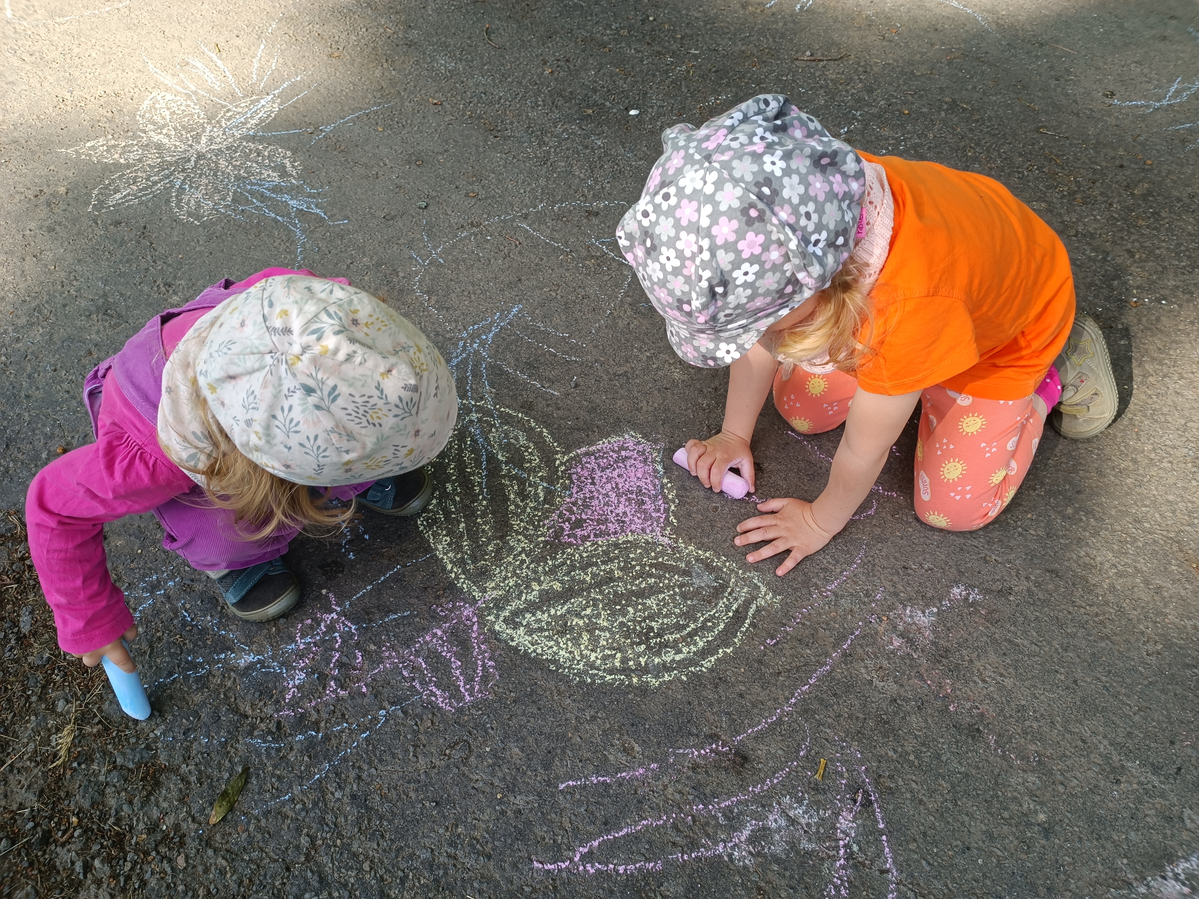 kids are drawing
